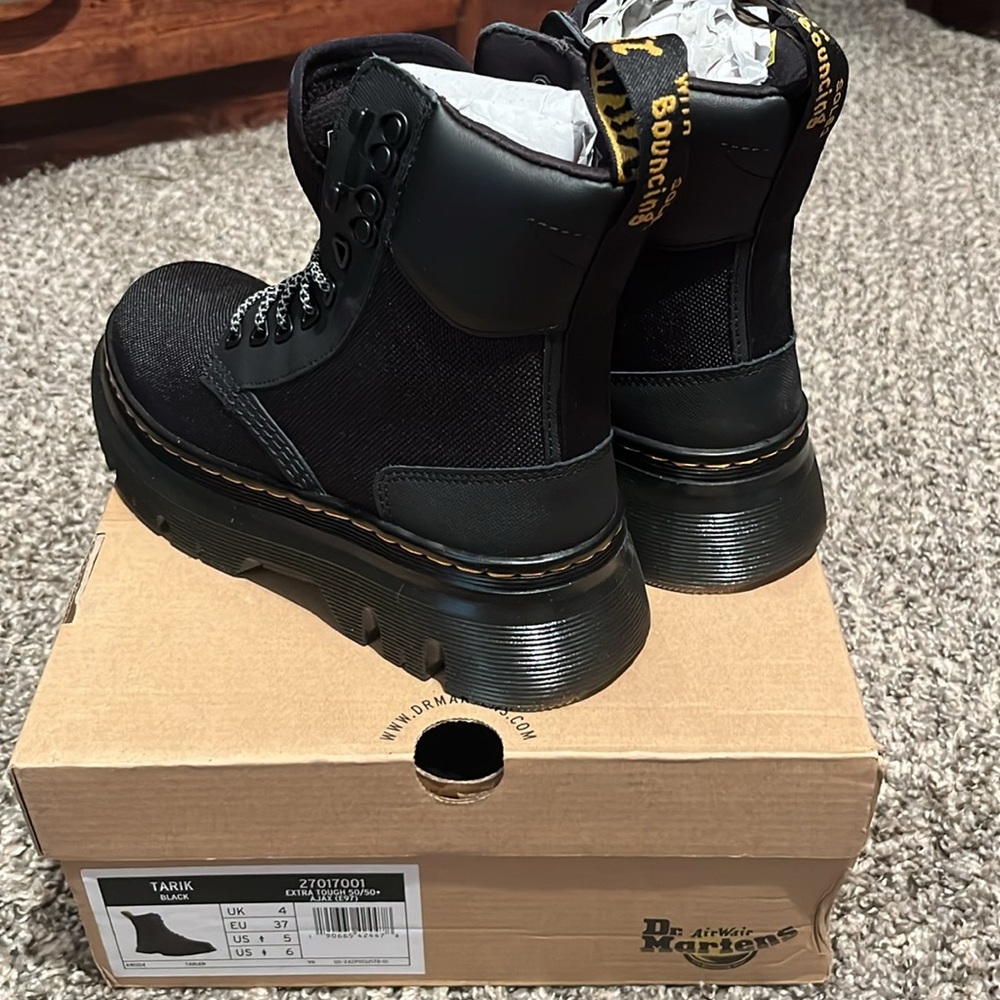 NIB Women’s Dr. Martens Black Boots Size 6 - Picture 4 of 8